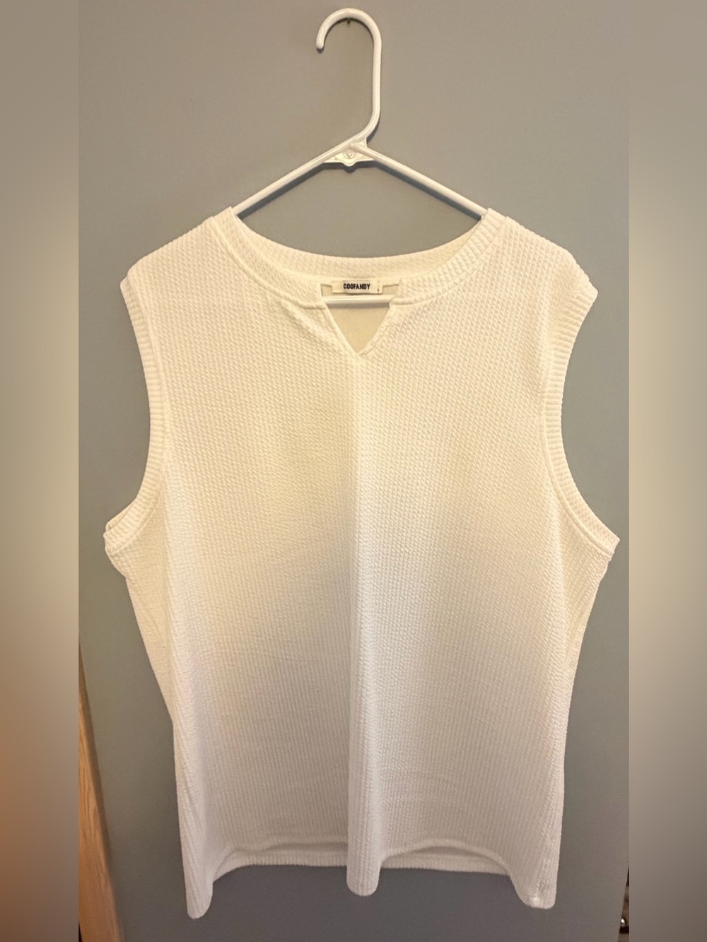 White Textured Sleeveless Knit Tank Top by Coofandy